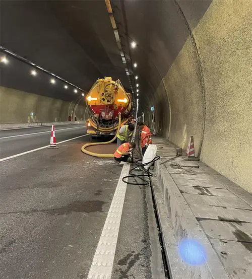 高台隧道排水渠清淤